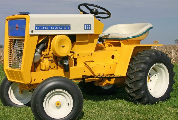 who manufactured cub cadet tractors